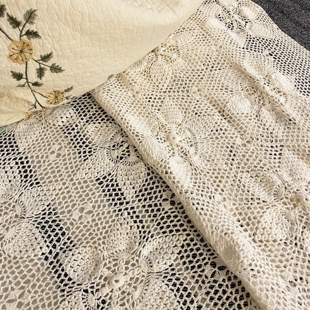 Elegant Cream Crochet Twin Bedspread - Picture 5 of 11